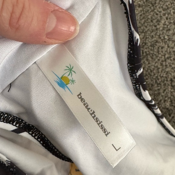 Women’s bathing suit bottoms - NEVER WORN - Picture 4 of 4